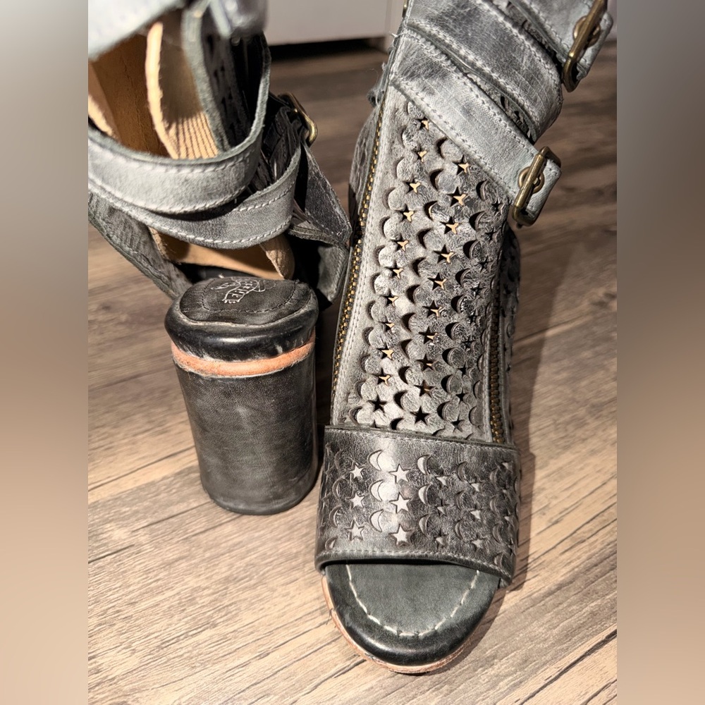 Freebird Teresa - Black Star-Cutout Heeled Sandals - Picture 6 of 13